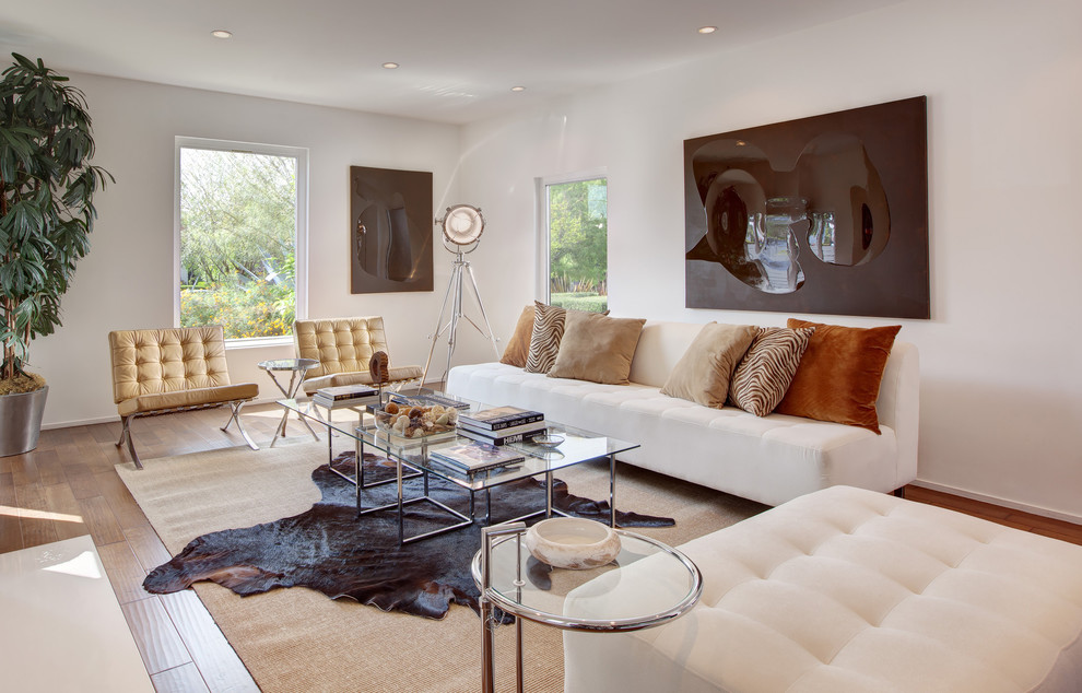 Foto di un soggiorno minimal di medie dimensioni e chiuso con pareti bianche e pavimento in legno massello medio