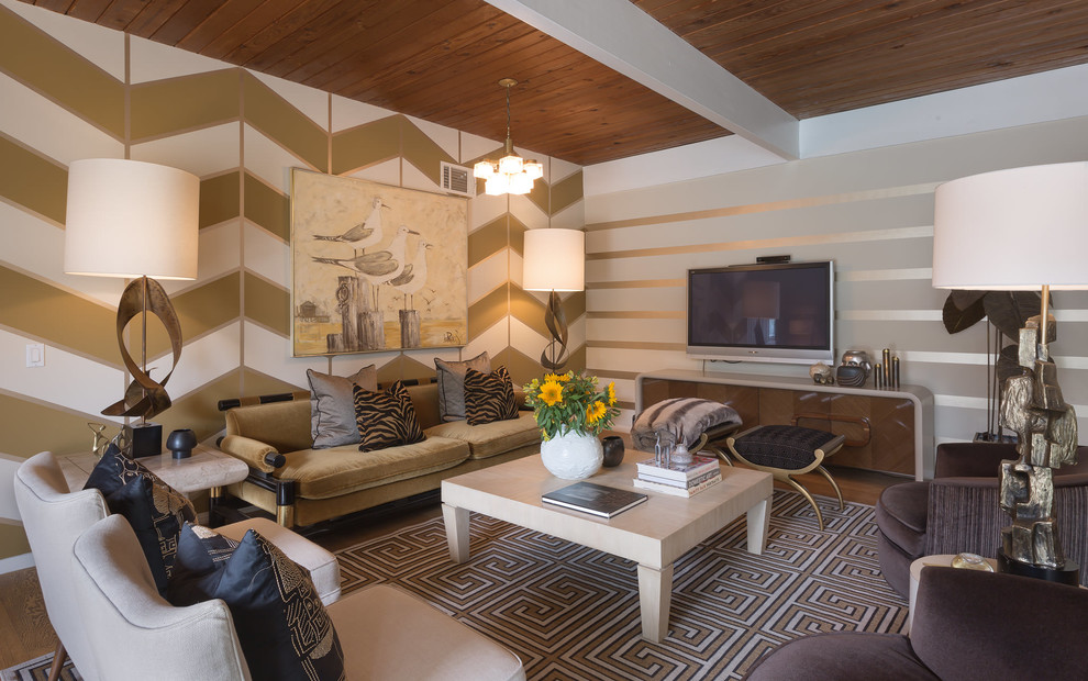 На фото: большая гостиная комната в современном стиле с разноцветными стенами, телевизором на стене и обоями за телевизором