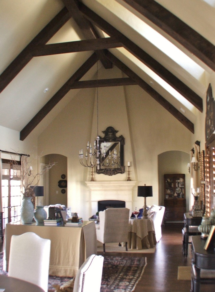 Modelo de salón para visitas abierto clásico grande con paredes beige, suelo de madera oscura, todas las chimeneas y marco de chimenea de piedra