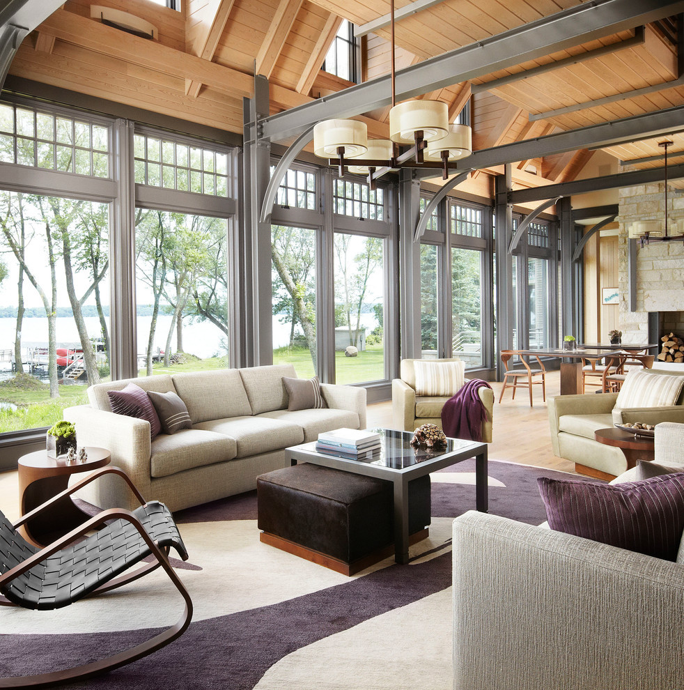 Offenes Landhausstil Wohnzimmer mit braunem Holzboden in Los Angeles
