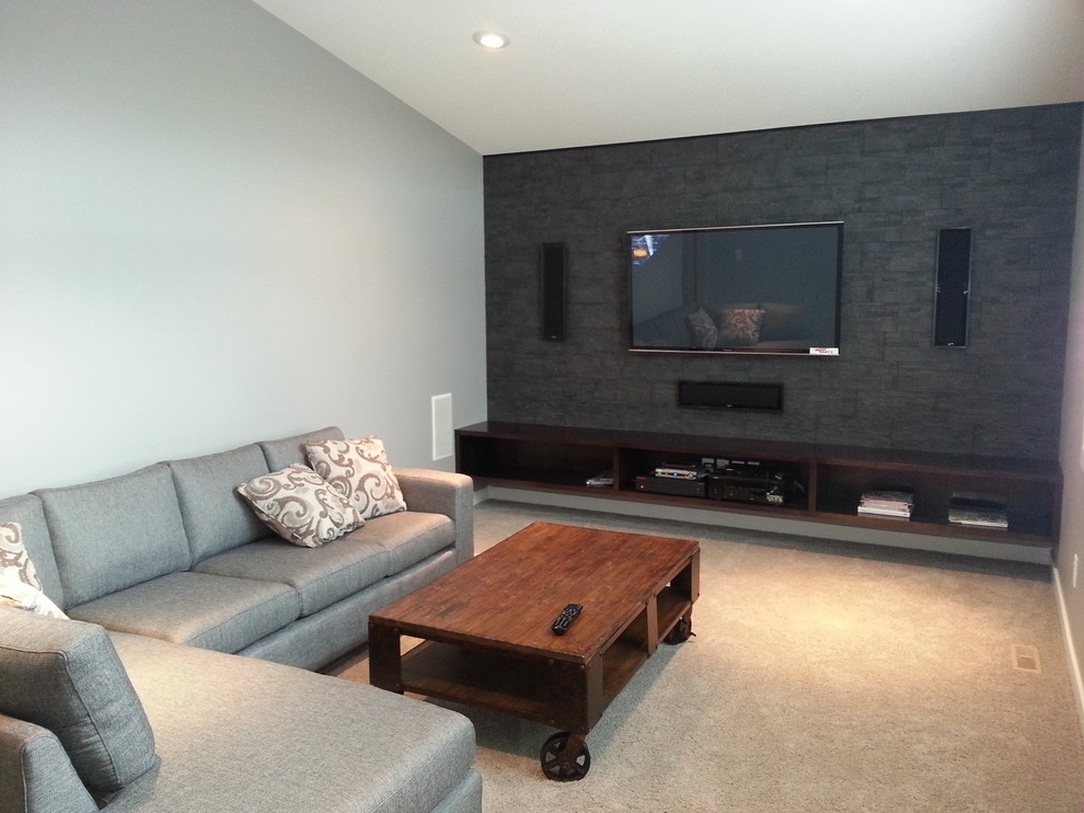 Esempio di un soggiorno classico di medie dimensioni e chiuso con pareti blu, moquette, nessun camino e TV a parete