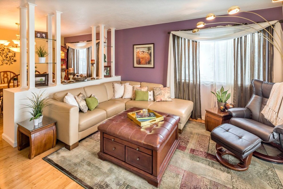 Esempio di un piccolo soggiorno classico chiuso con pareti multicolore e parquet chiaro