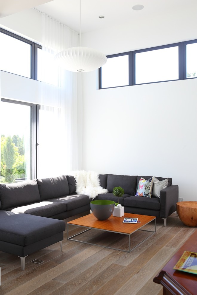 Mittelgroßes Modernes Wohnzimmer mit weißer Wandfarbe und dunklem Holzboden in Vancouver