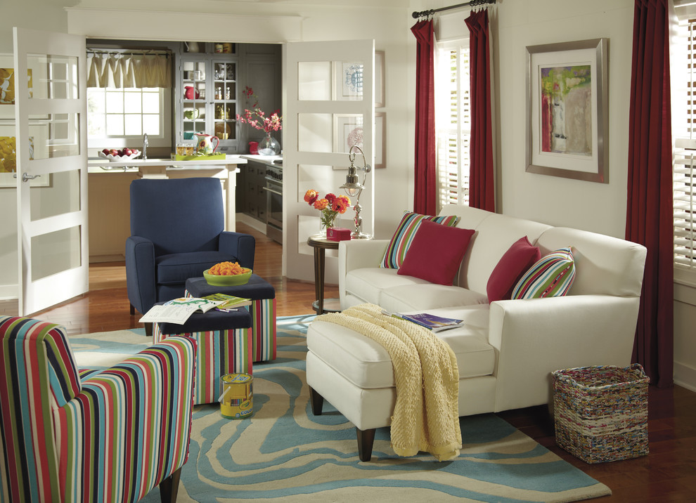 Offenes, Mittelgroßes Eklektisches Wohnzimmer mit weißer Wandfarbe und braunem Holzboden in Jacksonville