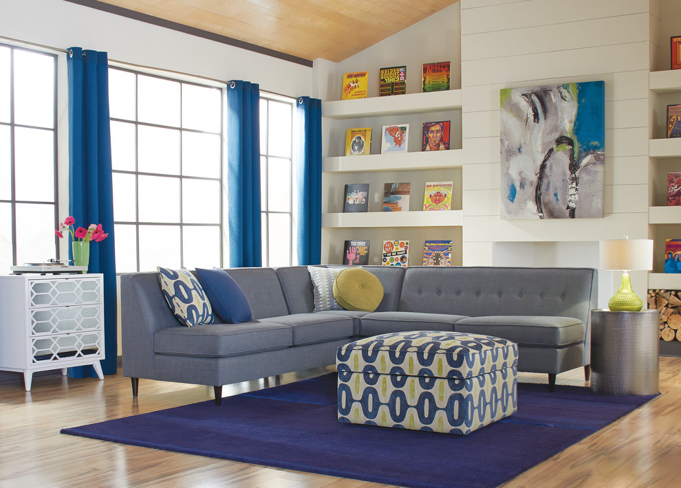 Esempio di un ampio soggiorno minimalista aperto con pareti bianche, pavimento in legno massello medio, camino classico e cornice del camino in intonaco