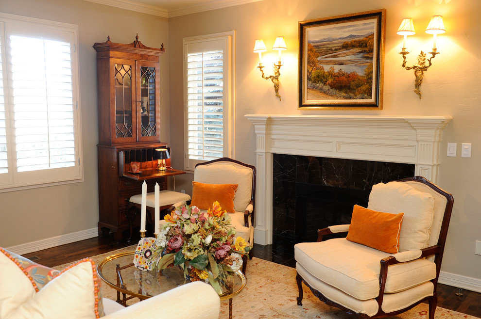 Kleines, Repräsentatives, Fernseherloses Klassisches Wohnzimmer im Loft-Stil mit hellem Holzboden, Kamin, Kaminumrandung aus Stein und beiger Wandfarbe in Denver