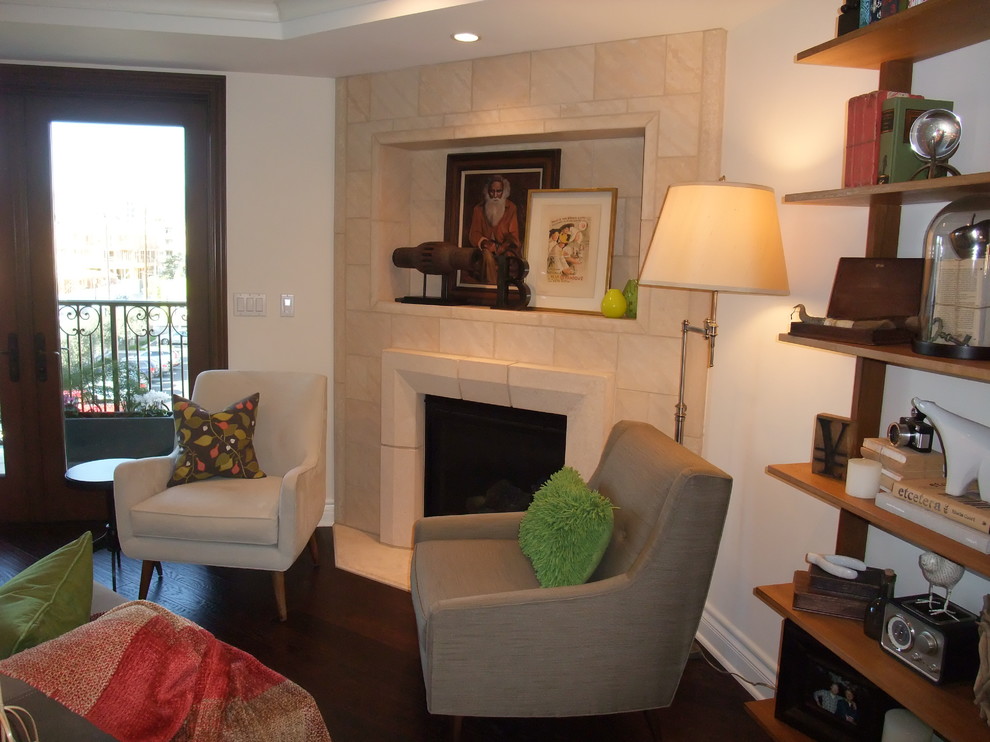 Mittelgroßes, Offenes Mediterranes Wohnzimmer mit weißer Wandfarbe, dunklem Holzboden, Eckkamin und Kaminumrandung aus Stein in Los Angeles
