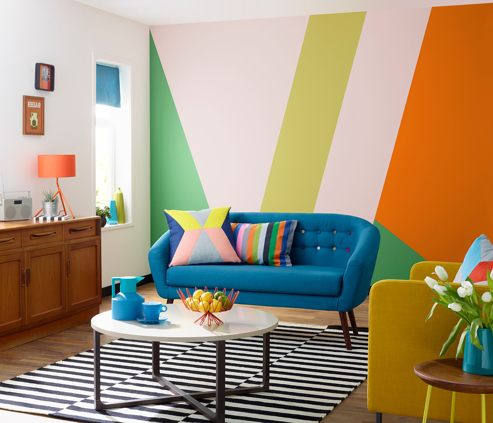 Réalisation d'un salon design avec un mur multicolore et éclairage.