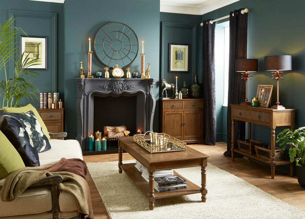 Exemple d'un salon chic avec une salle de réception, un mur bleu, un sol en bois brun, une cheminée standard et aucun téléviseur.