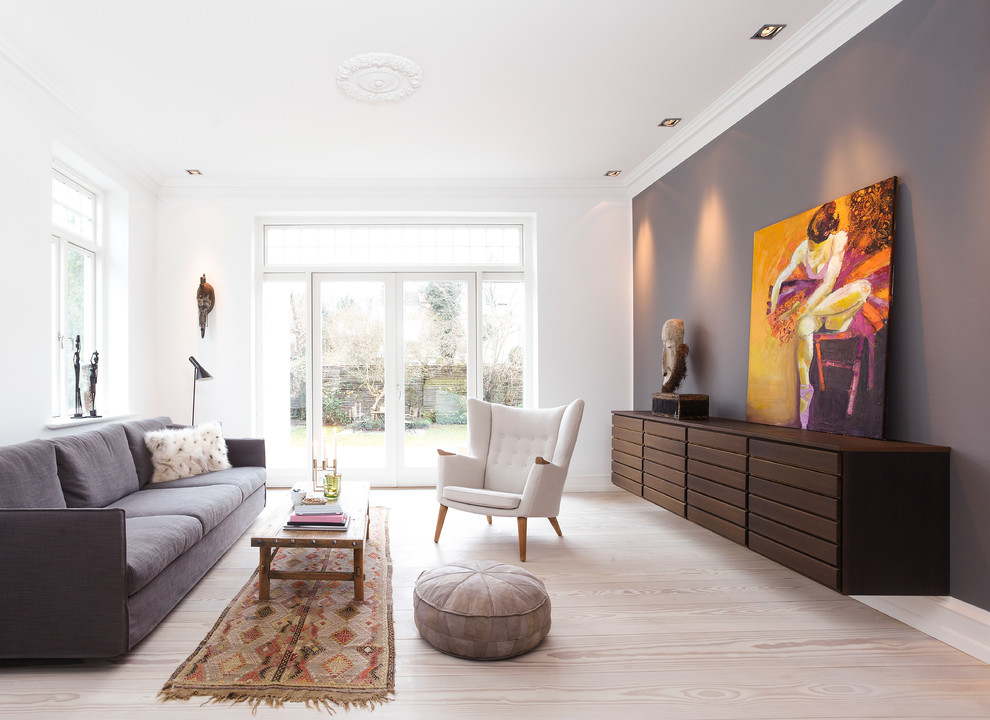 Fernseherloses, Großes, Repräsentatives, Abgetrenntes Nordisches Wohnzimmer ohne Kamin mit hellem Holzboden und weißer Wandfarbe in London
