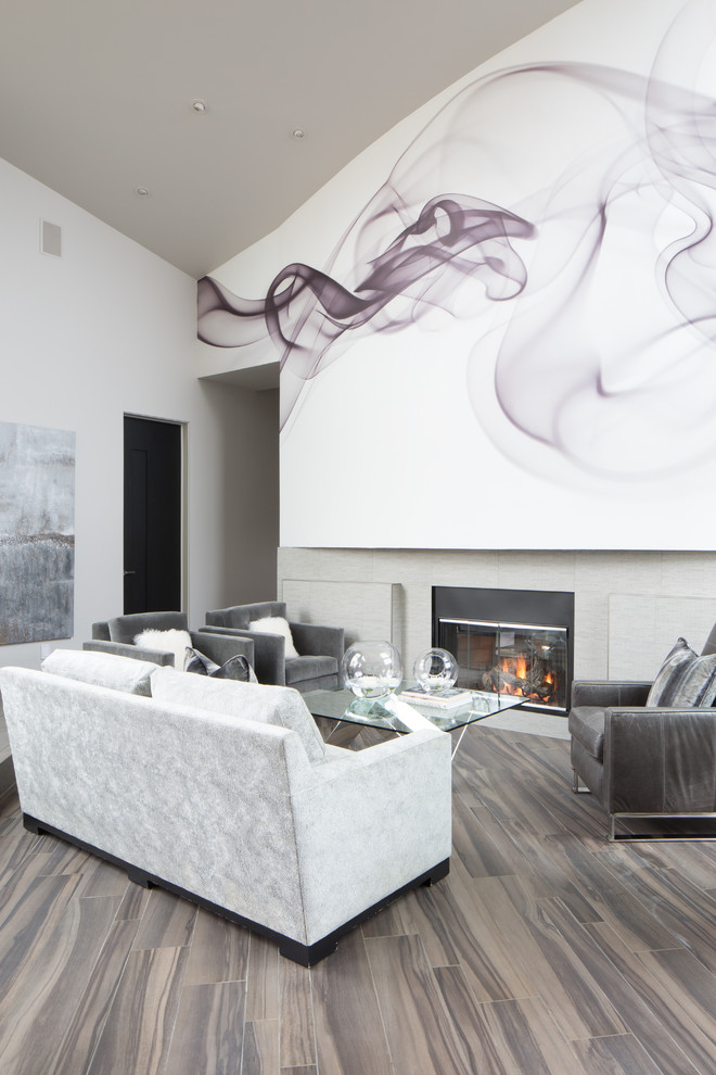サクラメントにある高級なコンテンポラリースタイルのおしゃれなリビング (白い壁、磁器タイルの床、標準型暖炉、茶色い床) の写真