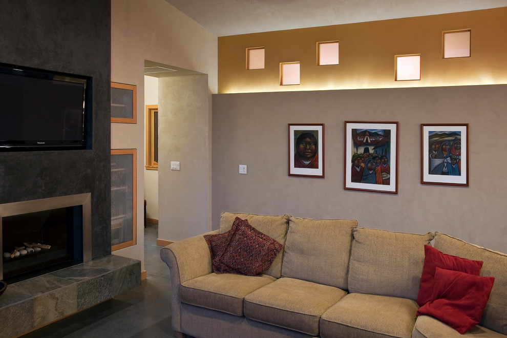 Diseño de salón abierto contemporáneo de tamaño medio con paredes multicolor, todas las chimeneas, marco de chimenea de piedra, pared multimedia y suelo de cemento
