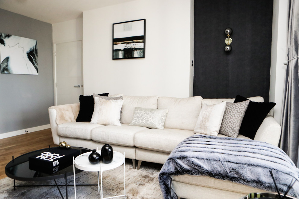 Offenes, Mittelgroßes, Repräsentatives Modernes Wohnzimmer ohne Kamin mit TV-Wand, weißer Wandfarbe, hellem Holzboden, braunem Boden und Tapetenwänden in London
