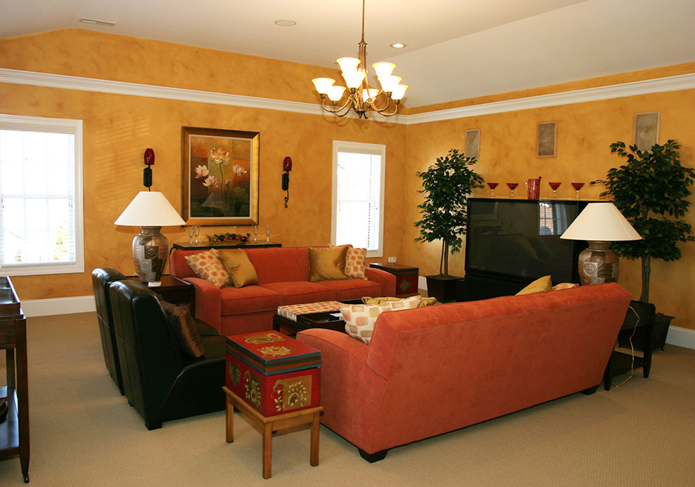 Inspiration pour un grand salon bohème fermé avec un mur orange, moquette, aucune cheminée et un téléviseur indépendant.