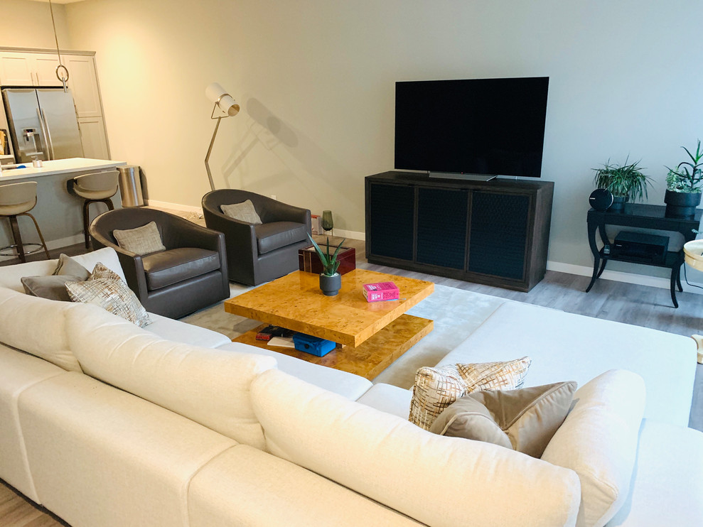 Mittelgroßes, Offenes Modernes Wohnzimmer ohne Kamin mit weißer Wandfarbe, Keramikboden, freistehendem TV und grauem Boden in Sonstige