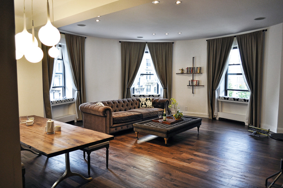 Mittelgroßes, Repräsentatives, Fernseherloses, Offenes Modernes Wohnzimmer mit weißer Wandfarbe, braunem Holzboden und braunem Boden in New York
