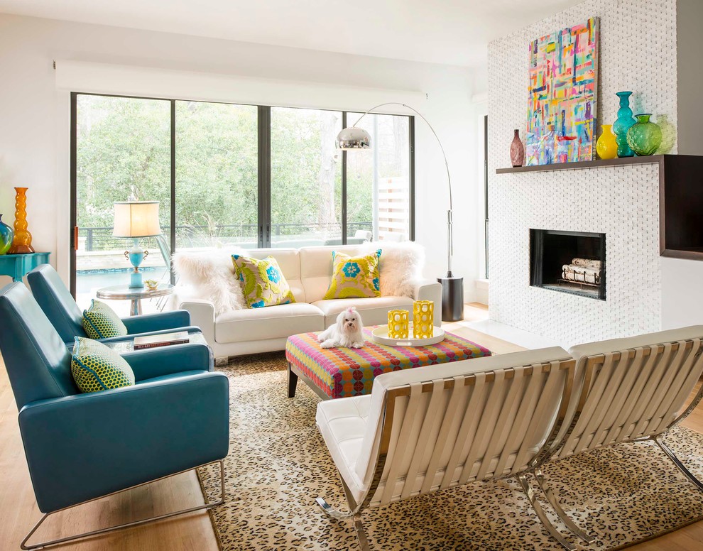 Mittelgroßes, Offenes Modernes Wohnzimmer mit weißer Wandfarbe, hellem Holzboden, Kamin und gefliester Kaminumrandung in Dallas