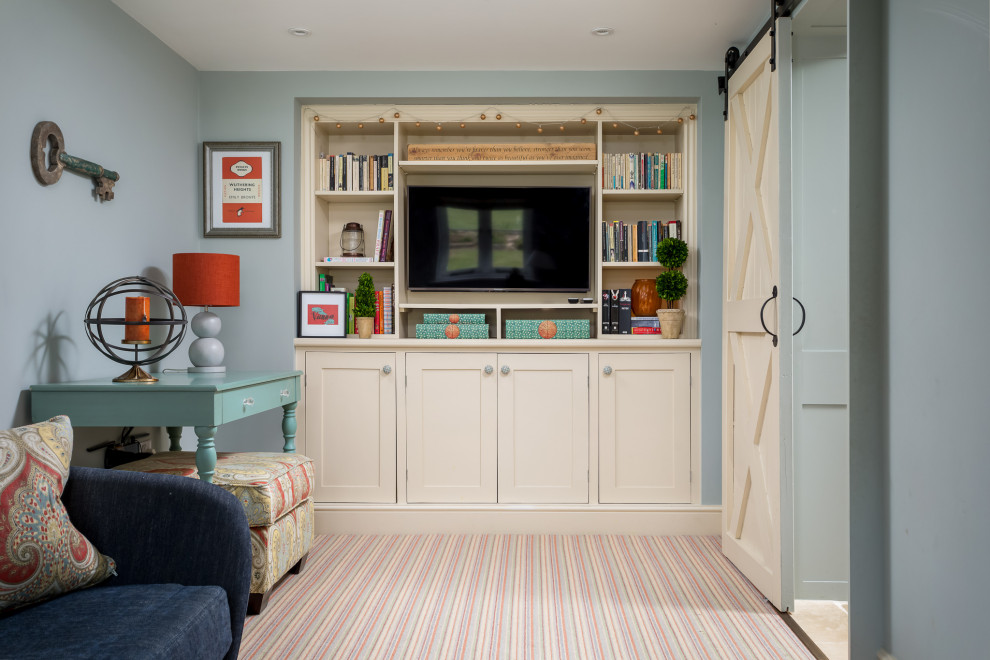 Inspiration för mellanstora rustika separata vardagsrum, med ett finrum, blå väggar, heltäckningsmatta, en väggmonterad TV och flerfärgat golv