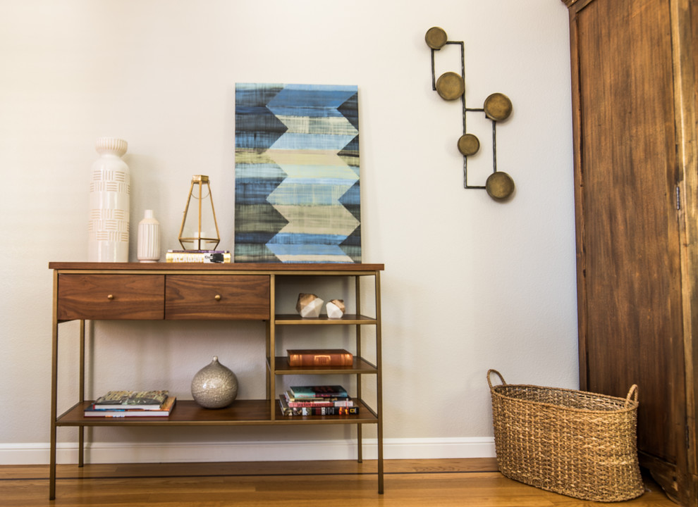 Fernseherloses Eklektisches Wohnzimmer ohne Kamin mit blauer Wandfarbe und hellem Holzboden in San Francisco