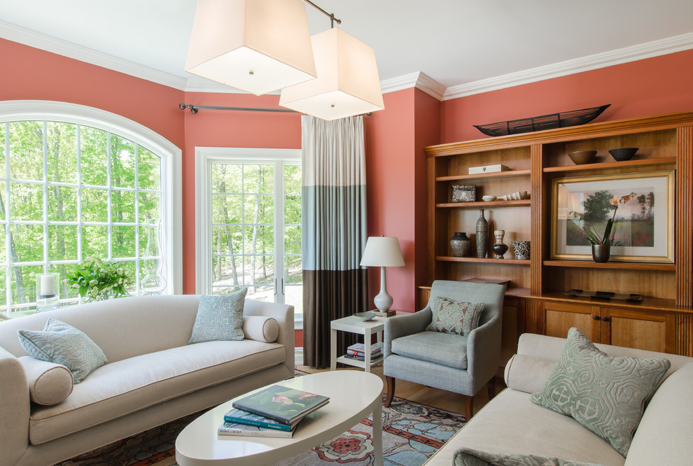 Пример оригинального дизайна: гостиная комната:: освещение в стиле неоклассика (современная классика) с оранжевыми стенами и ковром на полу