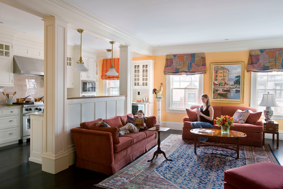 Стильный дизайн: большая открытая гостиная комната в классическом стиле с оранжевыми стенами и темным паркетным полом - последний тренд