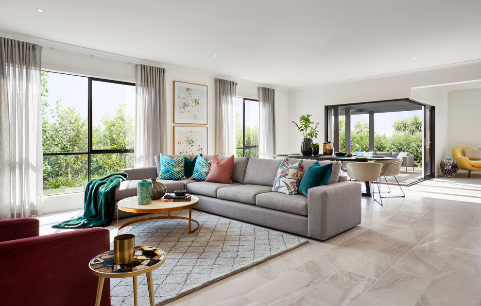 Offenes Modernes Wohnzimmer mit weißer Wandfarbe und grauem Boden in Melbourne