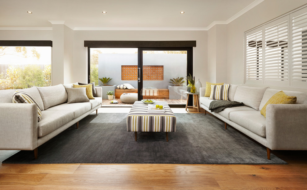 Idées déco pour un salon contemporain avec un mur beige, un sol en bois brun et un sol gris.