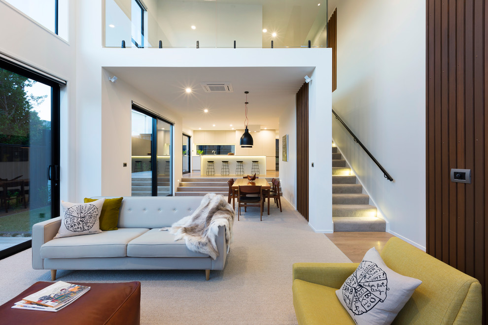Repräsentatives, Offenes Modernes Wohnzimmer mit Teppichboden in Sonstige
