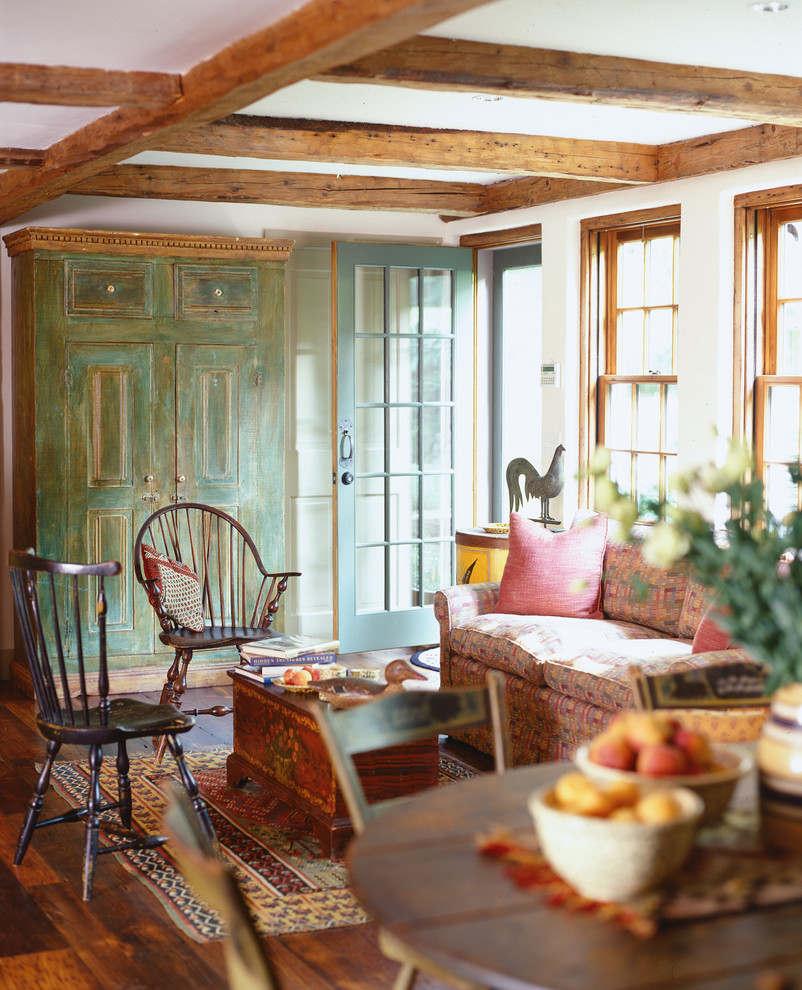 Foto de salón para visitas abierto de estilo de casa de campo grande con paredes blancas y suelo de madera oscura
