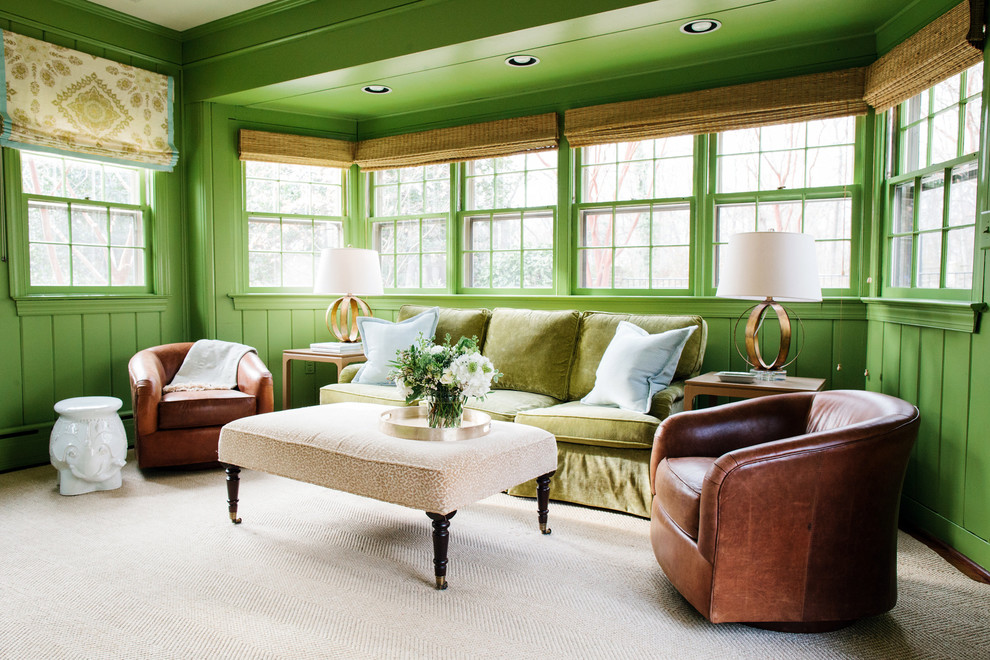 На фото: изолированная гостиная комната среднего размера в стиле фьюжн с темным паркетным полом и зелеными стенами