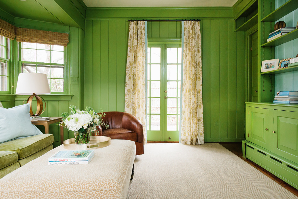 Cette image montre un salon bohème de taille moyenne et fermé avec un mur vert et parquet foncé.