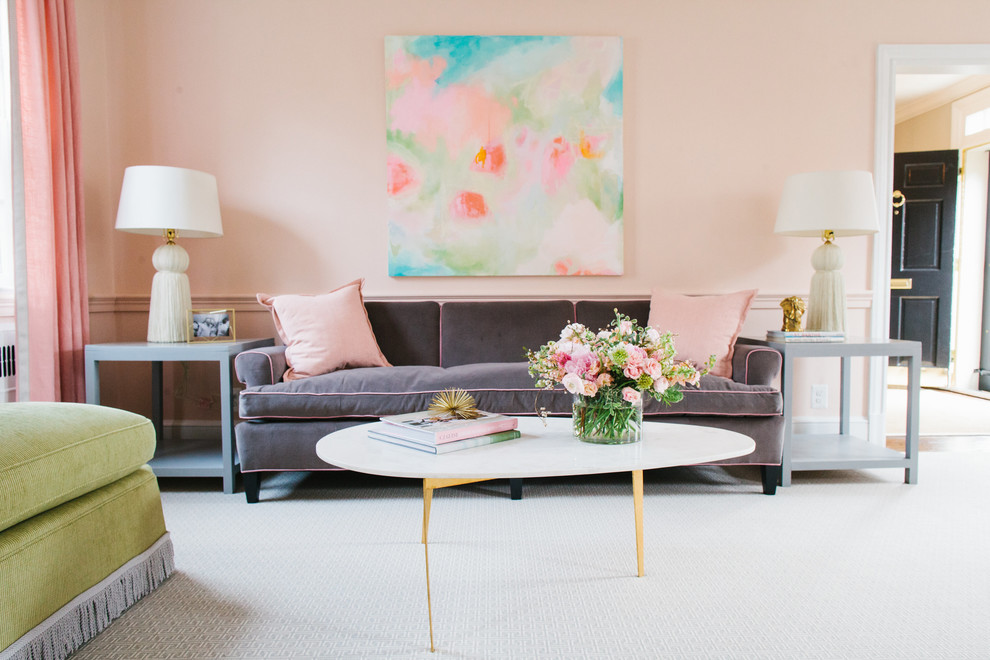 На фото: открытая гостиная комната среднего размера в стиле неоклассика (современная классика) с розовыми стенами и ковровым покрытием