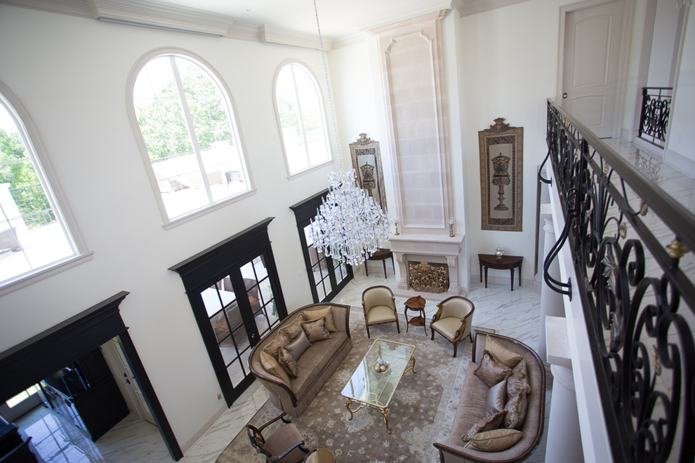 Immagine di un ampio soggiorno tradizionale aperto con sala formale, pareti bianche, pavimento in terracotta, camino classico, nessuna TV e pavimento bianco