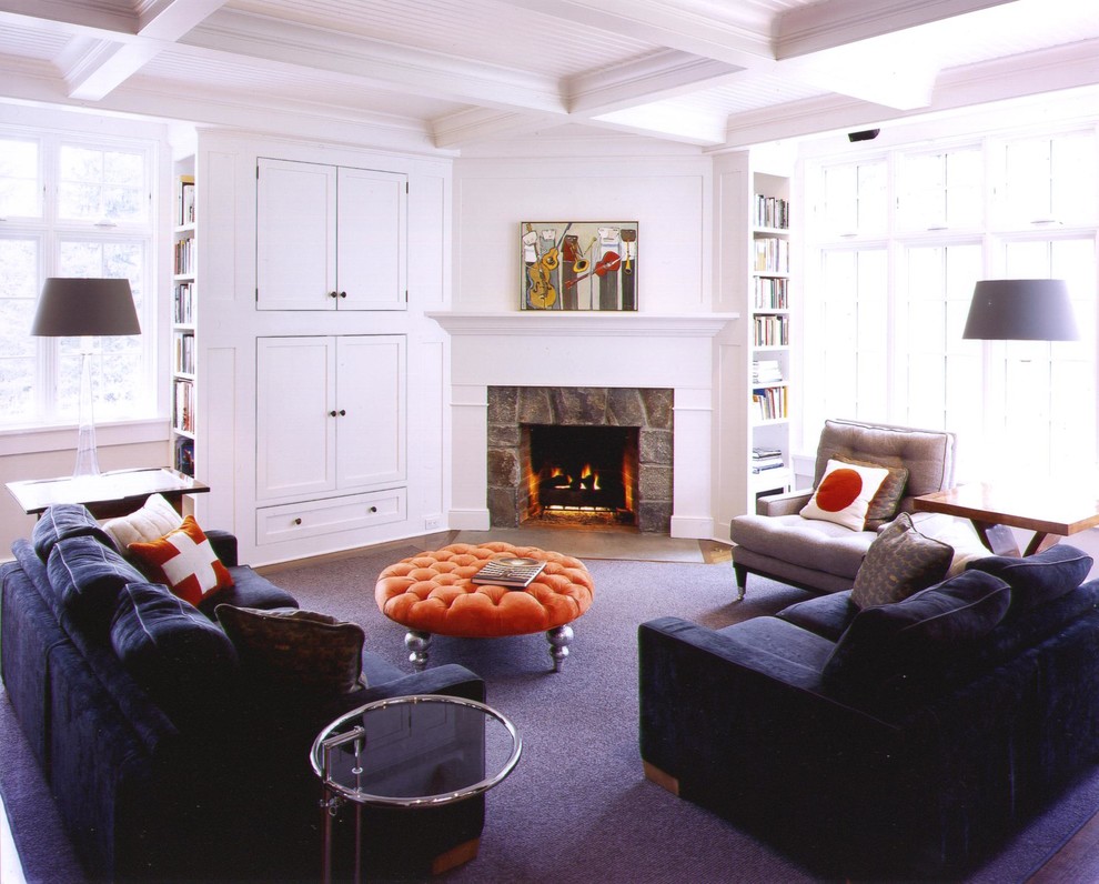 Foto di un soggiorno aperto e di medie dimensioni con pavimento in legno massello medio, camino ad angolo, cornice del camino in legno e pareti bianche