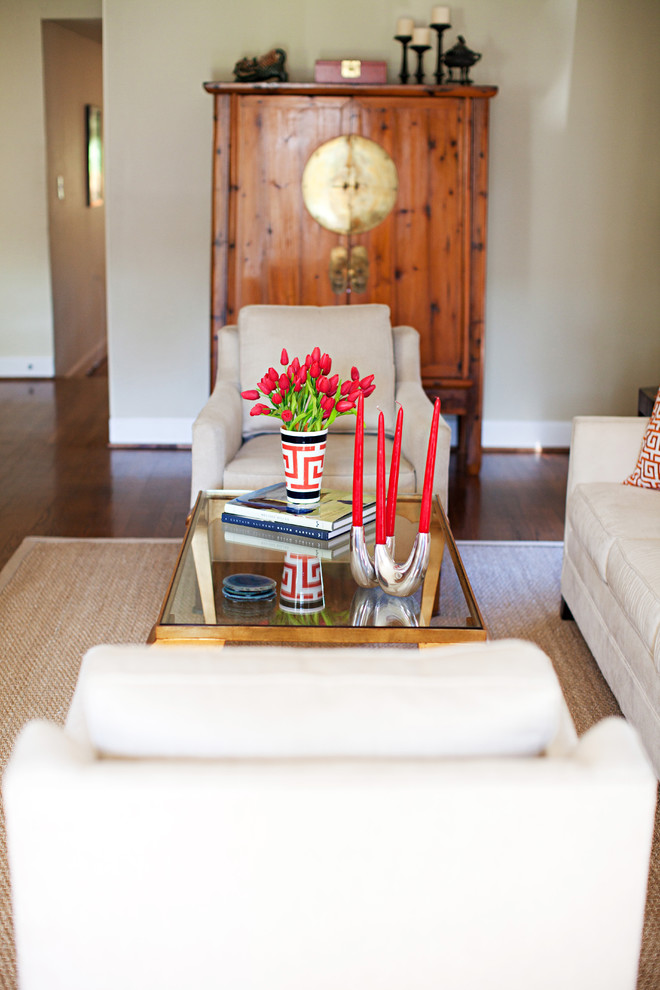 Fernseherloses, Abgetrenntes Klassisches Wohnzimmer ohne Kamin mit beiger Wandfarbe und braunem Holzboden in Houston