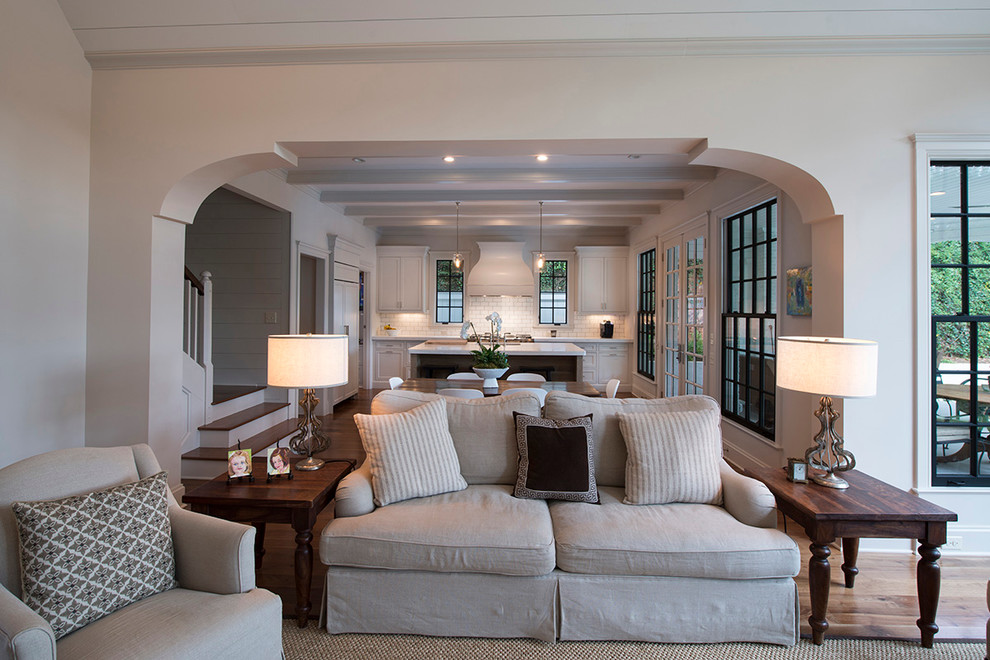 Идея дизайна: открытая гостиная комната среднего размера в классическом стиле с белыми стенами и светлым паркетным полом