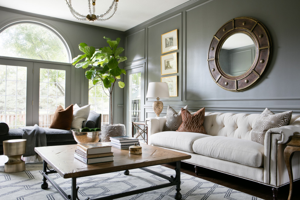 Großes, Repräsentatives, Offenes Klassisches Wohnzimmer mit grauer Wandfarbe, dunklem Holzboden, braunem Boden und vertäfelten Wänden in Boise