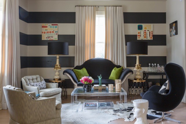 Cette image montre un salon design de taille moyenne avec un mur multicolore et parquet clair.