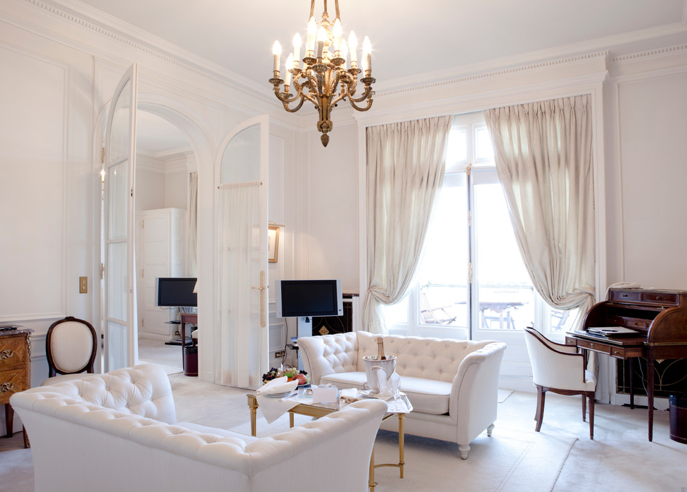 Abgetrenntes Klassisches Wohnzimmer mit weißer Wandfarbe und TV-Wand in London
