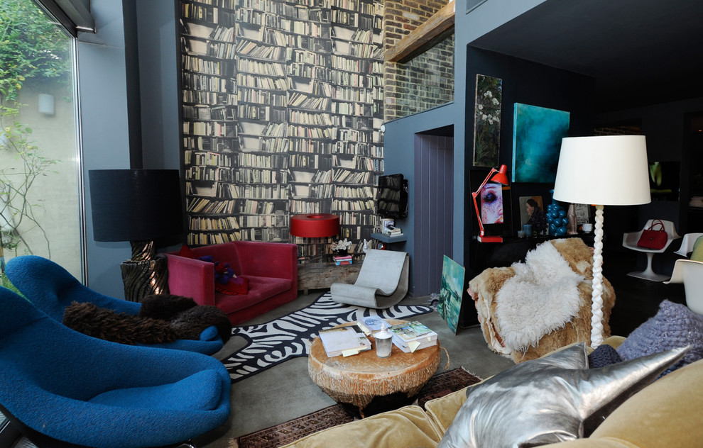 На фото: гостиная комната среднего размера в стиле фьюжн с бетонным полом и ковром на полу