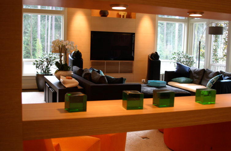 На фото: парадная, открытая гостиная комната среднего размера в современном стиле с бежевыми стенами, паркетным полом среднего тона и телевизором на стене с