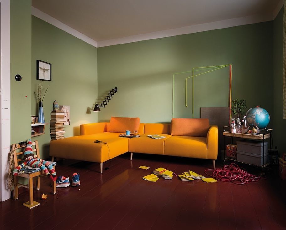 Esempio di un grande soggiorno contemporaneo chiuso con pareti verdi, parquet scuro e pavimento marrone