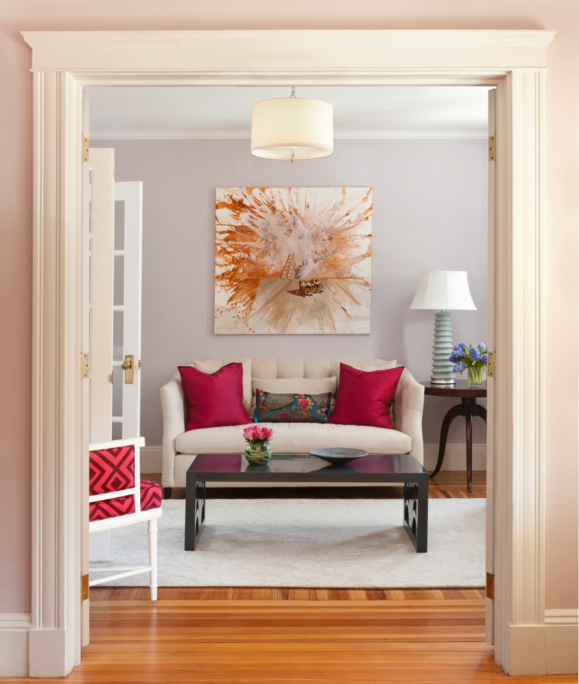 Immagine di un soggiorno chic chiuso con pareti viola, pavimento in legno massello medio e pavimento marrone