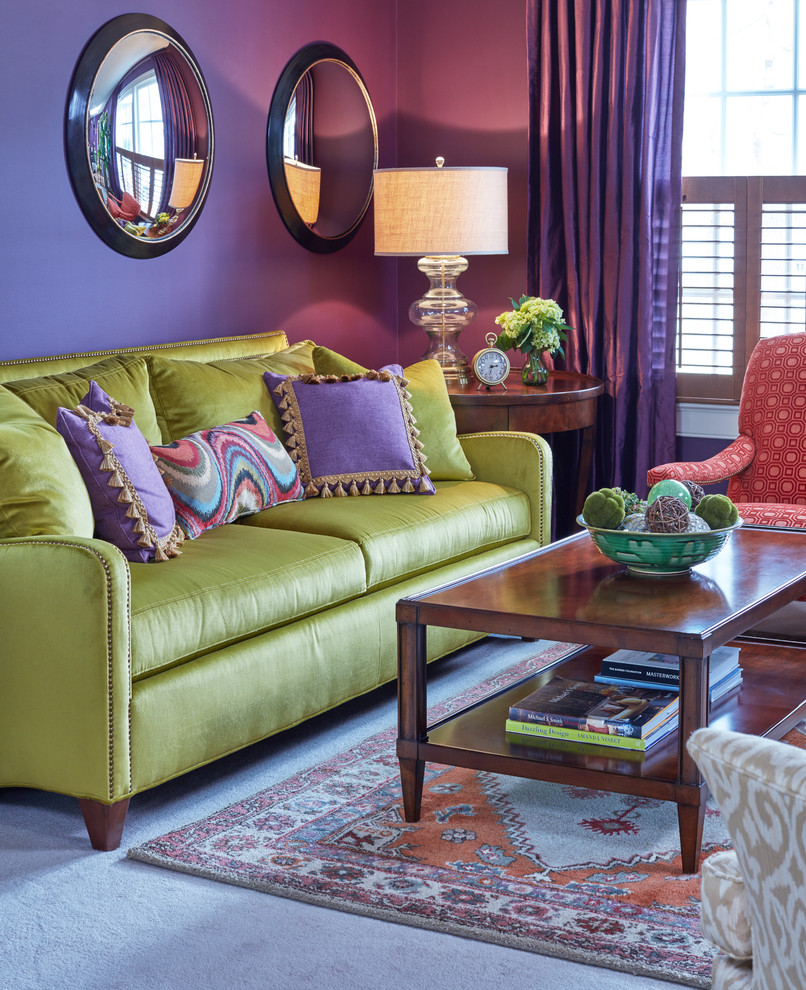 Idee per un piccolo soggiorno classico chiuso con pareti viola e moquette