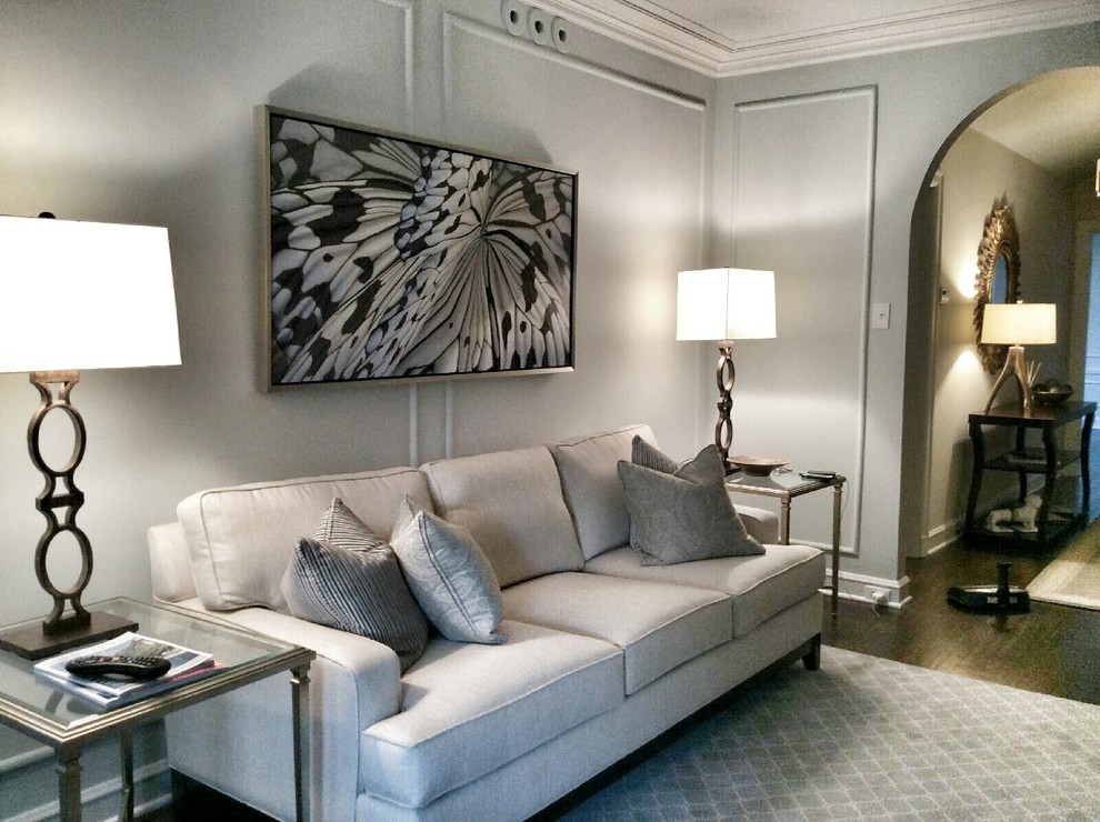 Источник вдохновения для домашнего уюта: изолированная гостиная комната среднего размера в стиле неоклассика (современная классика) с серыми стенами, темным паркетным полом и коричневым полом