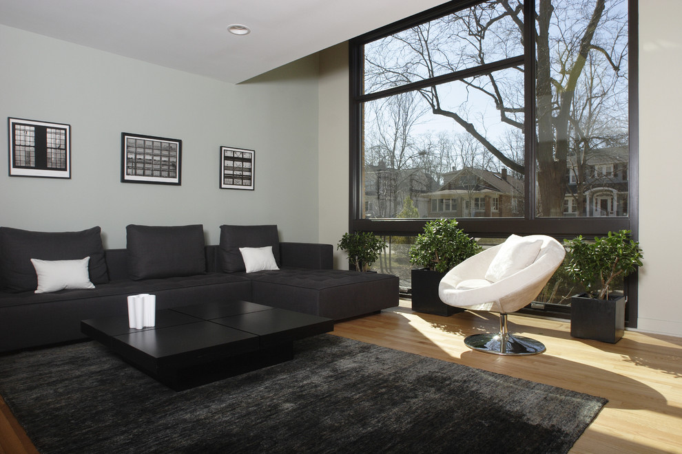Großes, Repräsentatives, Offenes Modernes Wohnzimmer mit beiger Wandfarbe und hellem Holzboden in Chicago