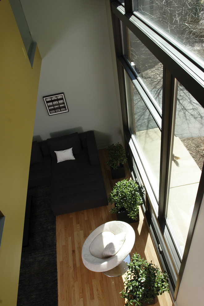 Exemple d'un grand salon tendance ouvert avec une salle de réception, un mur beige et parquet clair.