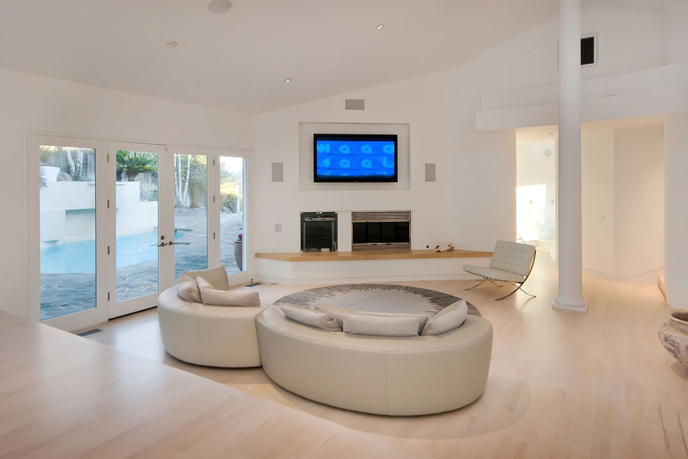Modernes Wohnzimmer mit weißer Wandfarbe, Kamin und Multimediawand in San Francisco