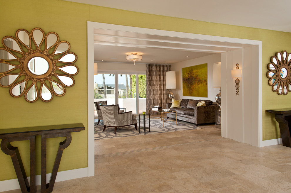 Свежая идея для дизайна: большая парадная, открытая гостиная комната в современном стиле с зелеными стенами и полом из известняка - отличное фото интерьера