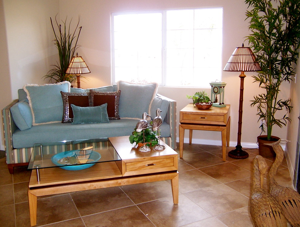 Foto di un soggiorno tropicale di medie dimensioni e chiuso con pareti beige e pavimento in terracotta